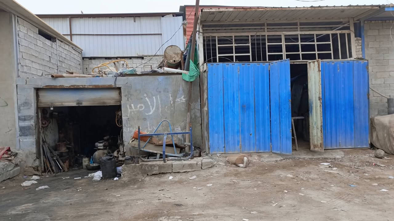 السلام عليكم محلات 2 للبيع المكان حي الصناعي خلف محطة الكهرباء قرب اهل المنشآت الحتركن مساحة الواحد منهم 30 متر سعر 20 سر قفلية وللستفسار اكثر اتصل ***********
