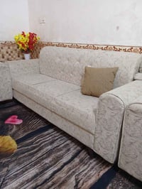 تخم للبيع عشرين مقعد نضيف السعر ٥٠٠وبي مجال بسيط ضررتجوت كرسي وقنفة مك...