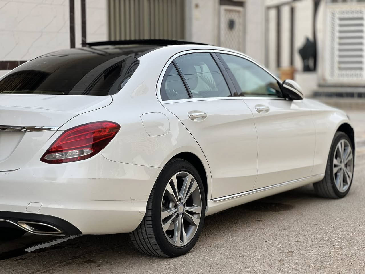 السلام عليكم (للبيع او المراوس)
‏mercedes-Benz c300 2016
وارد امريكي (كلين) فول مواصفات 
داخل بيجي -صاج بلادي
بانوراما 
دبل ماوس 
رادارات 
وبقية المواصفات المعروفه 

ادامه جديده فلاتر -بلكات -فيتبم -حدادية جديدة 
السياره جديده جدا بصمتين وياها وعلى ايد وحده من ٢٠١٨ لهسه 
بيها بارد صار عندي  جدا بسيط ومملحوض وباقي السيارة كفاله من كولشي
رقم اربيل بأسم شركة وكاله او تحويل 

للاستفسار الاتصال بلرقم ***********
العنوان النجف الاشرف📍
