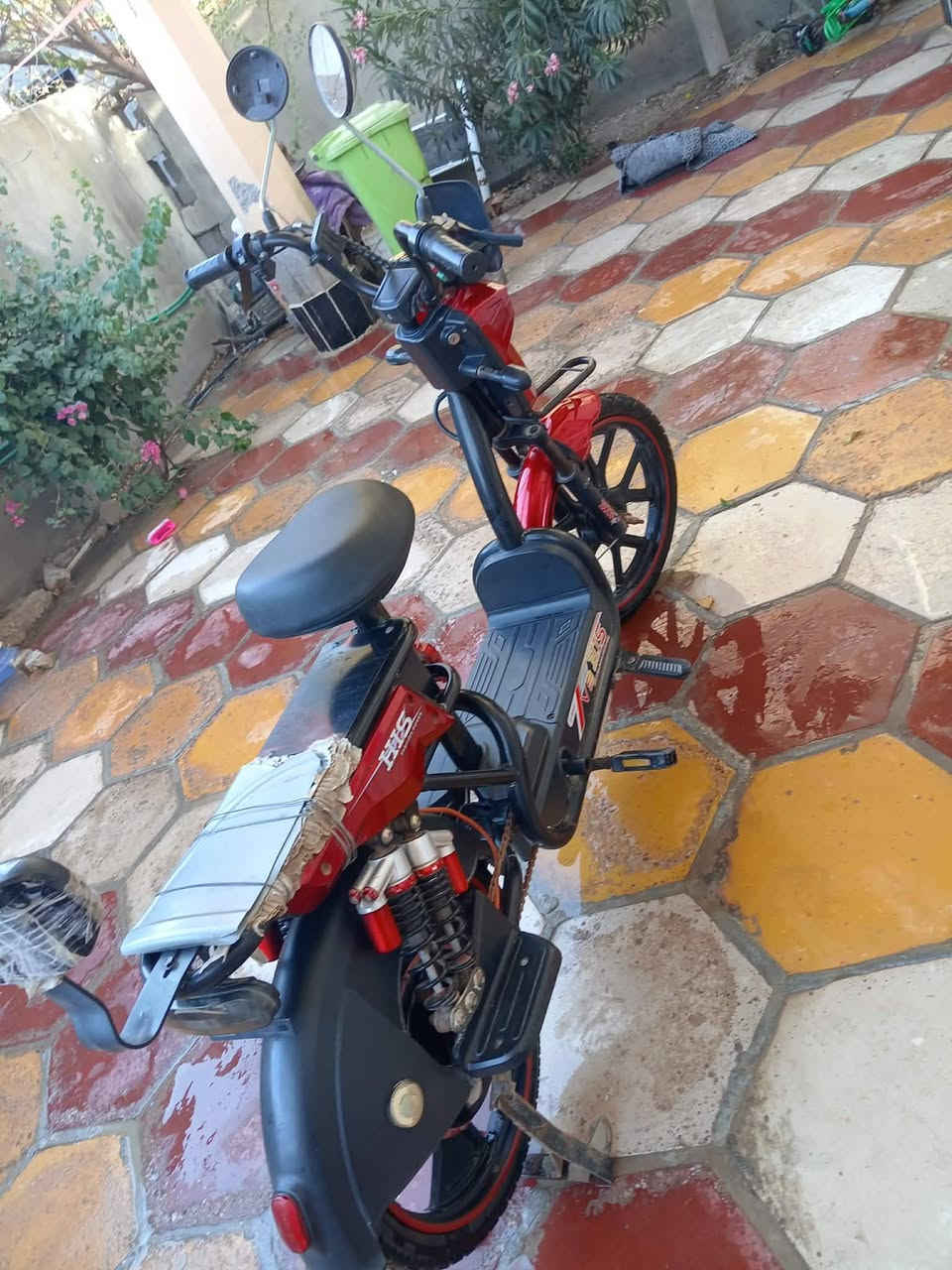 بايسكل شحن نظيف جدا الحجم الكبير كلشي شغال ماعدى البطاريات تعبانات ابيعلك بدون بطاريات 
(محافظه ذي قار قضاء الجبايش )
***********((  السعر 150 وبيها مجال ))
