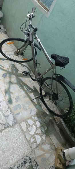 بايسكل رياضي  ماركة MERIDA ميردا غني عن التعريف لشة مضلعة نظافة 95/ ابريكات امامي خلفي دبل دسكات 
معدن فول المنيوم كيورة سحب دفع وياله فافون ضعيف مخصص للسرعه وضد الصدمات بايسكل سلس بلسياقه 
السعر 160الف وبي مجال حي البتول  *********** وتساب
