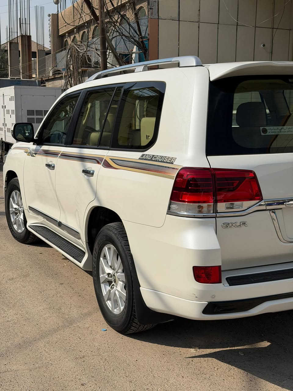 السلام عليكم للبيع تيوتا لاندكروز فطيم موديل 2017  Gxr محرك 6 سلندر 4000  السيارة بيها جاملغ خلفي تعديل وصبغ فقط جاملغ خلفي مواصفات السيارة معروفة فتحة بصمة كشنات كهرباء كامرة وحدة دبل ماوس السيارة ماشية 118 وعلى ايد وحدة من سنتهة وبسمنا مكان السيارة بغداد السعر المطلوب 46 الف وبيها مجال للاتصال ***********
