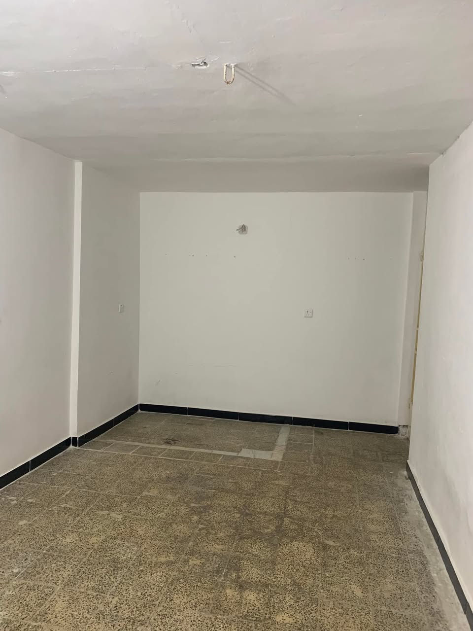 بيت اللايجار بي تلاثه نوم واحده فوك وثنين جوا وصاله ومطبخ وموحقات بيت كامل من  كلشي بحي الفرات ورى سوق القديم ب زقاق ٢٤ بل بدايه شارع ***********
