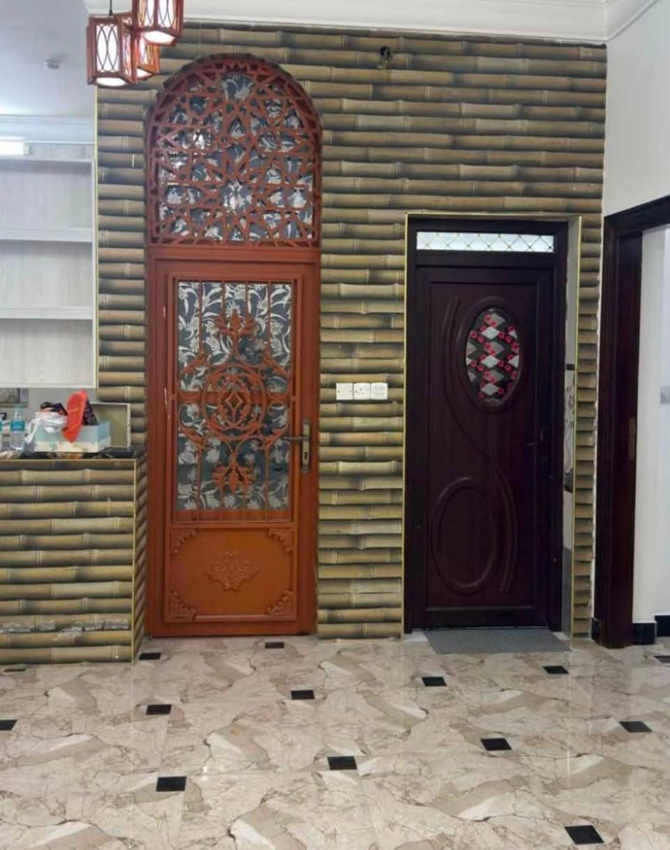 شقه للايجار الطابق الاول مواصفاتها
مدخل خاص للشقه
غرفتين وصاله وديوانيه ومطبخ وحمام ومساحة حره امام الديوانيه ودرج خاص للسطح المطبخ في كاونتر وطباخ وسنكً وساحبه الحمام في غربي ومفسله وسخان ماء الشقه تحتوي على ثريات عدد 4
***********
