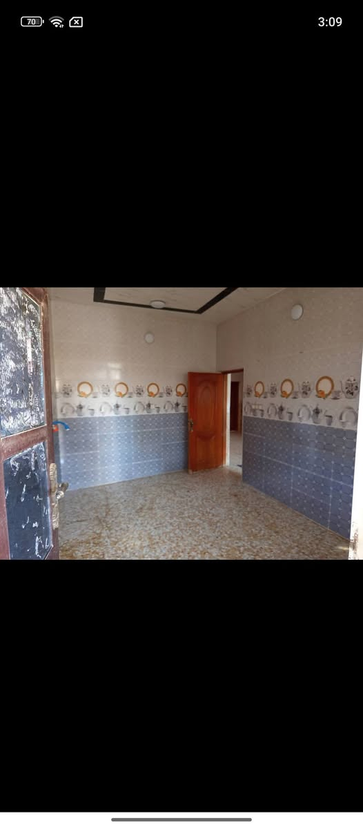 سلام عليكم بيت للبيع لمساحه 200م طابق واحد لبيت بناء حديث لبيت متكون من غرفتين نوم وصاله واستقبال صحيات 
داخليه و خارجيه لعنوان حله ابو غرف قرب حي ابو اسد طالبو 
زراعي سند 25
السعر 95 بي مجال الرقم ***********
