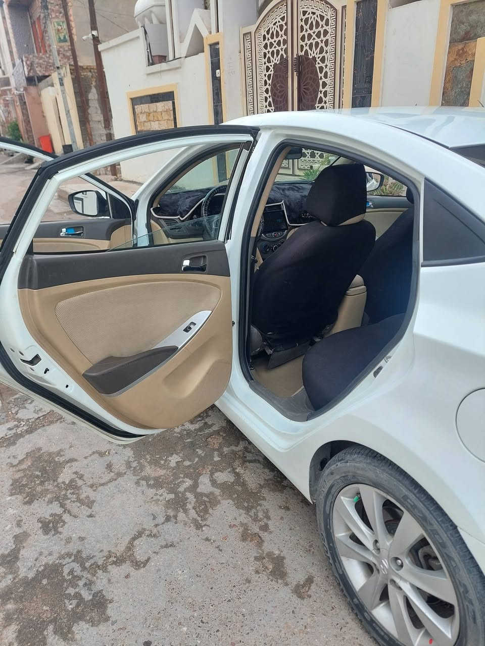 السلام عليكم اخوان 
اكسنت للبيع اسيارة خليجي فول بلو اعلة مواصفات فتحة سقف السيارة موديل 2014 السيارة خير من الله منضومة تبريد جديدة مكينة 1.6 كير شرط خير من الله السيارة كاملة مكملة بس تركب وتطلع والسيارة رقم بغداد انكليزي باسمي سنوية 30 تحويل ثاني يوم السيارة ضربة قوية ما بيهة مجرد بيهة طخطخات مكاني فلوجة السعر 95 وبيهة مجال رقم ***********
