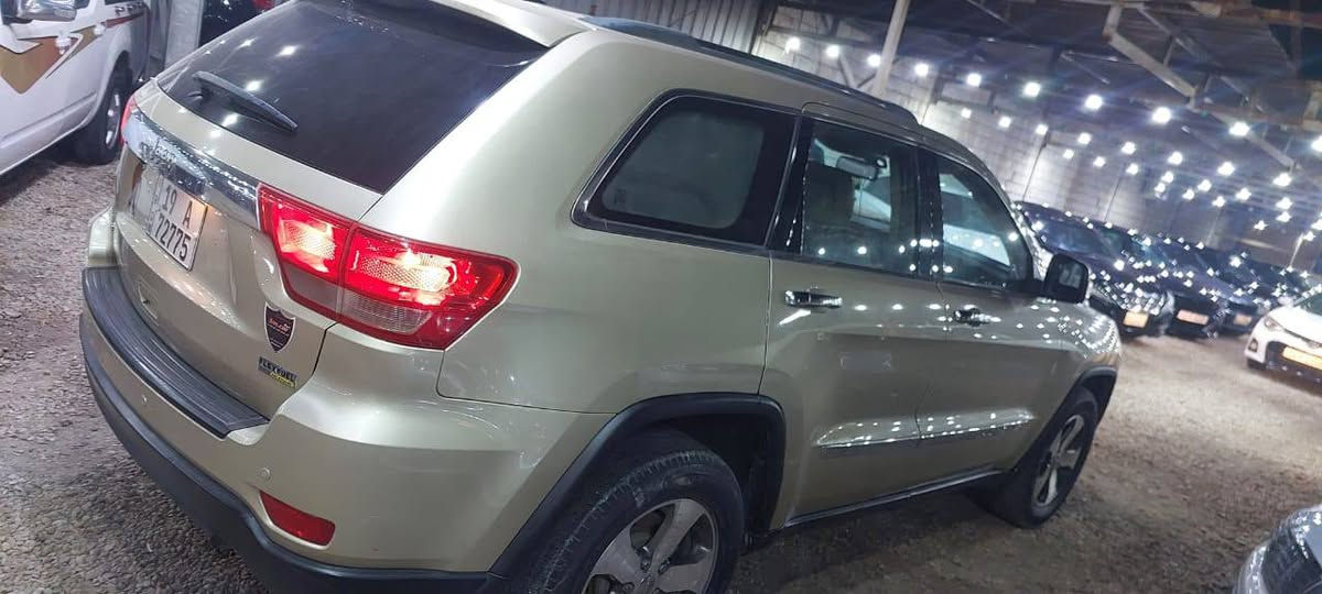 السلام عليكم  جيب لاريدو للبيع كلين السياره ماشيه 260 حقيقي.   السعر 160  بيه مجال بيه مجال مكان السياره كربلاء  ***********  ولشراي بيخير ويدلل
