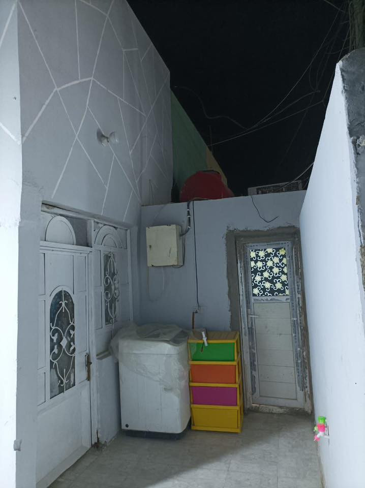 السلام عليكم دار للبيع شارع المطار القديم قرب مدرسة الجنائن الاهليه سند 25 مرقم مساحته 100 متر عريضه سعره 27 بي مجال للشراي للاستفسار ***********
