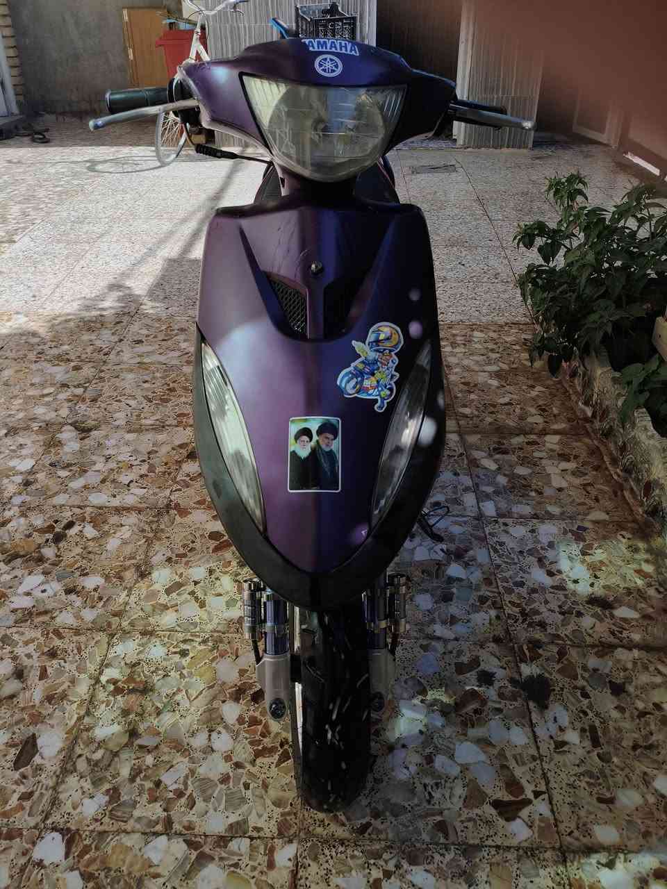 السلام عليكم دراجه ماكس عدله لبيع مزوده بوشه 55 مزود كفرات اربعه ولف ومزود وياله نجمه و مزود شوته اربعه ولف و مزود دبلات امامي اطلي و مزود صلنصه scصوتها قوي وحلو ومزود جك صفح نقصها بس عداد  رايدها ب 750 قفل الدراجه معدلها 130 شرط  مكاني رميثه خلف الملعب القديك التواصل ***********
