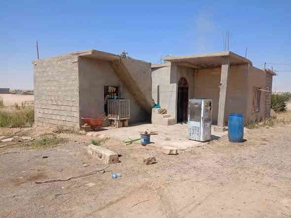 قطعة أرض مع مشتمل للبيع .
المشتمل يتكون من غرفتين
ومطبخ وحمام ومجمع بينهم .

مساحة الأرض كاملة .
800 م. واجهة 17 × عمق 45 .
واصلها ماء وكهرباء وتبليط .
العنوان : #الشرقاط_السكنية_طريق_الخانوگة
مقابل أسالة الماء نزولاً بمسافة قليلة بإتجاه البرية .

السعر 12 مليون وبيها مجال للشراي .
للاستفسار الاتصال على الرقم .
*********** .
