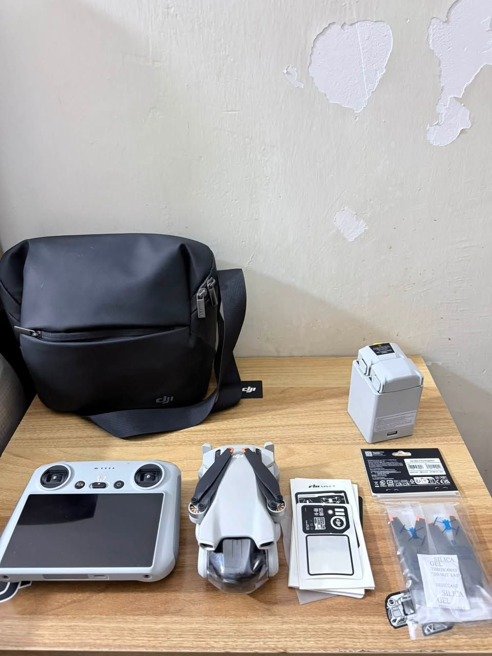 السلام عليكم 
dji.  
MINI.  3.  KOMPO.  SMART
مني ثري كومبو سمارت 
كامل ملحقات 
درون جديد غير مستعمل 
ع كد الفحص فقط 
نضافه 100/100مكفوله من كلشي 
السعر والاستفسار 
الاتصال ع رقم 
***********
متوفر توصيل
