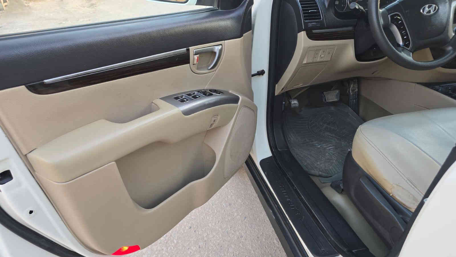 الوحش الكوري ✈️✈️
سنتافيا وارد خليجي .
الموديل--  2012
اللون -- ابيص غير محدد 
سعة المحرك -- 6 سلندر --3500
عدد الركاب -- ٧ راكب 
المواصفات -
- مري شفط +اشاره 
- تبريد ٣ قطع+ تحكم يدوي
- تحكم استيرن جه واحده 
- ثلاجه جكمجه 
- دبل حافضه 
- جرص ١٢٠ 
- 5 ويل كب 
- سنويه سنة ٢٩
ملاحضه السياره بيه باب السايق فقط صبغ والدعاميات جديد وصبغ 
السياره مثل مابالصور 
السياره تخم تاير جديد وباتري وادامه منضومه بانزين 
السياره ب اسمي 
رقم وهزة جديد اقل سنه
السعر ١٦٣ بيه مجال 
مراوس حسب القناعة 
كلشي موجود بالشارع 
الله يرزق الجميع 
السونار مرفق بالصور
*********** للاتصال  *********** واتساب
