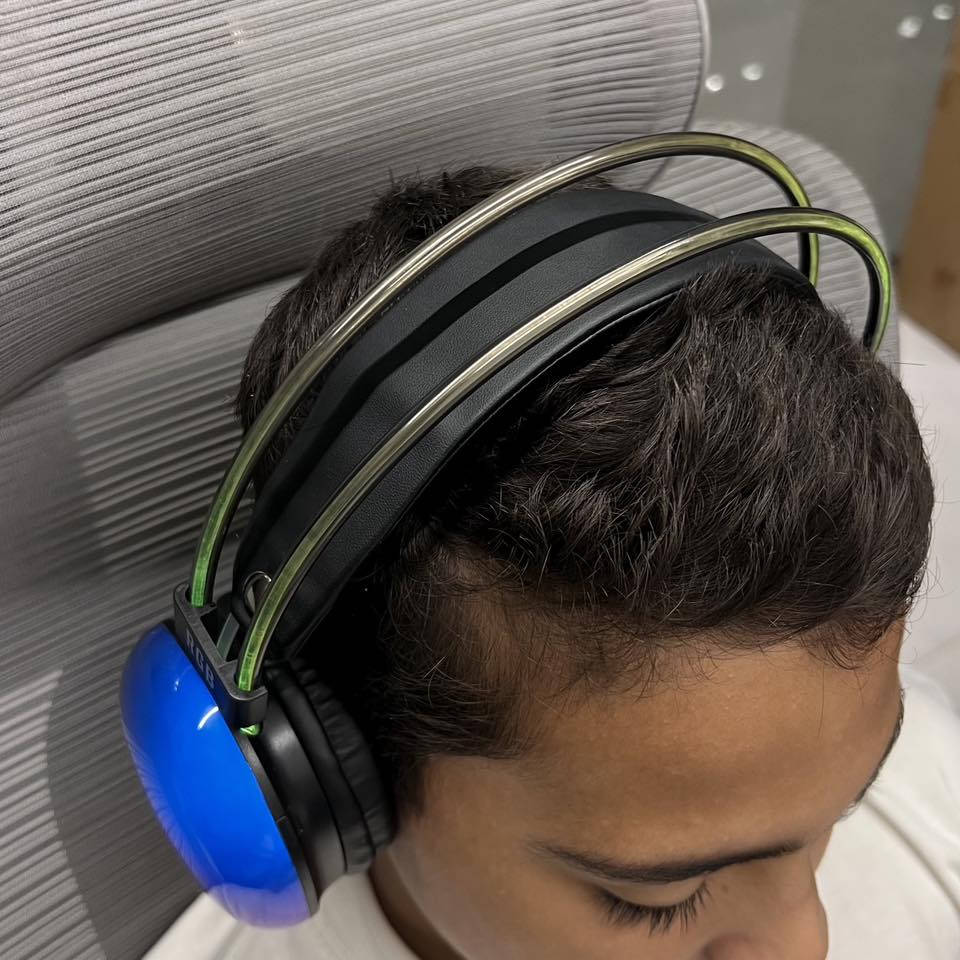 سماعة الألعاب اللاسلكية RGB PG580 Disco Pulse

استمتع بتجربة صوت وإضاءة مميزة مع سماعة PG580 اللاسلكية بتصميم RGB عصري مناسب للألعاب والموسيقى والاستخدام اليومي.

• اتصال لاسلكي Wireless V5.3 لحرية أكبر أثناء الاستخدام

• إضاءة RGB LED متعددة التأثيرات بتصميم ملفت

• وحدة صوت بقطر 40mm لصوت واضح وعميق

• مايكروفون مدمج للمكالمات والدردشة

• تدعم أزرار تحكم متعددة لتغيير الأغاني والتحكم بالصوت والرد على المكالمات

• تدعم كارت TF مع منفذ شحن Type-C

• الموديل: PG580 Disco Pulse
• نوع الاتصال: Wireless V5.3
• نوع المنتج: Wireless Gaming Headphones
• قطر السماعة: Φ40mm
• نطاق التردد: 20Hz – 20kHz
• الحساسية: 119±3dB
• الجهد المقنن: DC 5V
• التيار المقنن: ≤1mA
• سعة البطارية: 800mAh
• وقت الشحن: حوالي ساعتين
• الوزن: 320g ±5g
• الشحن: Type-C
• المزايا الإضافية: ANC Intelligent Active Noise Reduction / Built-in Mic / RGB Lighting

محتويات العلبة:
• سماعة PG580 RGB
• كيبل شحن Type-C
• كتيب التعليمات


**إذا كنت صاحب هذا الإعلان وتريد حذفه لأي سبب، رجاءا أرسل رسالة إلى الدعم الفني**