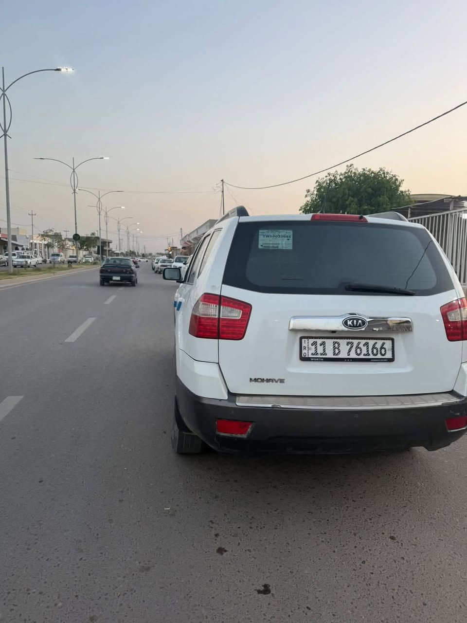 *للبيع: كيا موهافي Kia Mohave 2013* 🚙
*اللون*: أبيض 
*الحالة*: نظيفة - شرط الفحص
*المواصفات*:
1. *المحرك*: 6 سلندر 3.8L قوي واقتصادي
2. *الدفع*: 4x4 دفع رباعي
3. *عدد الركاب*: 7 راكب - عائلية
4. *المواصفات*: شاشة، كاميرا رجوع، حساسات، تبريد 3 قطع، جنطة كهرباء، رادارات
محرك كير جديد / صدر نضيف /تايرات جدد حدادية نضيفة
*السيارة*: بيها الجاملغات الامامية تبديل والباب الي بسذ السايق صبغ 
*السبب للبيع*: تجديد
*السعر*: ___ قابل للتفاوض بالمعقول
*المكان*: بلــد - صلاح الدين
*للاستفسار والاتصال*:
***********
