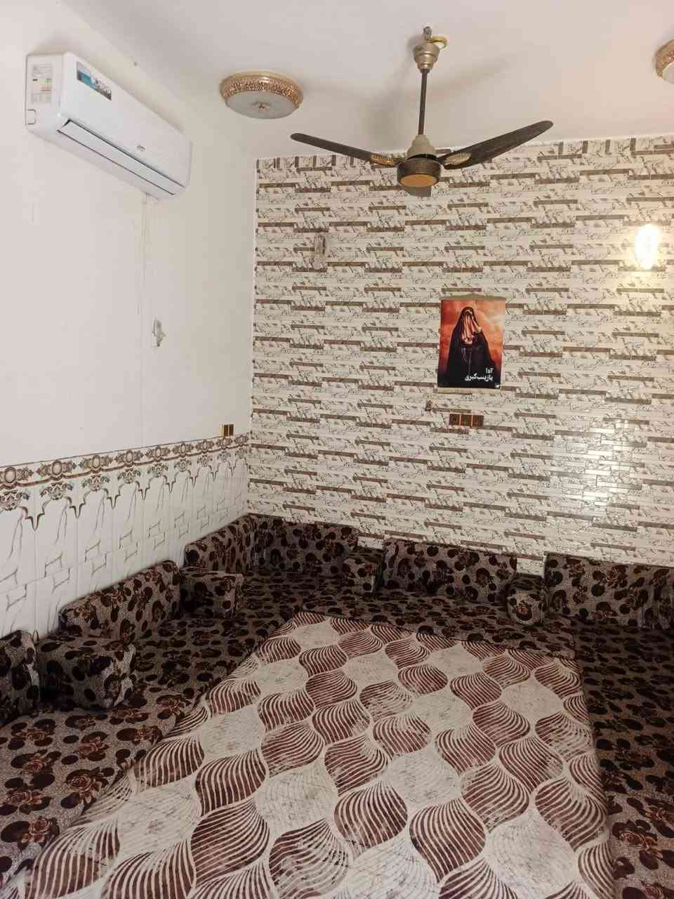 بيت للبيع ب حاوي العباس قبل لا توصل لأمام ب فرع صادق ابو الكوسترات مساحة البيت 200 يتكون من غرفتين وصاله 9 متار وديوانيه ومطبخ جميع الخدمات ماي مجاري صب شوارع للاستفسار الاتصال على الرقم *********** بنا كله طابوق بنا حديث بيت جاهز ربع ما تذب عليه
