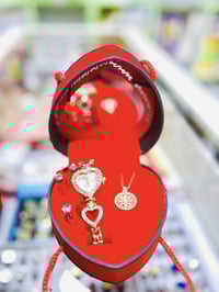 هدايا عيد المعلم • ورود وبكجات • عطور وساعات