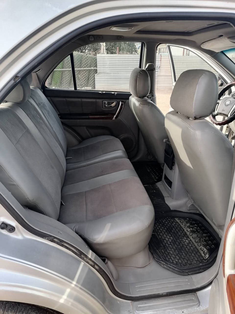 سلام عليكم سورنتو 2006 خليجي رقم بغداد سياره كير محرك بلادي 3500 خير من الله شويه بيه جراد السياره وتدفئه تبريد شغاله سعر 70 وبيه مجال رقم الهاتف ***********
