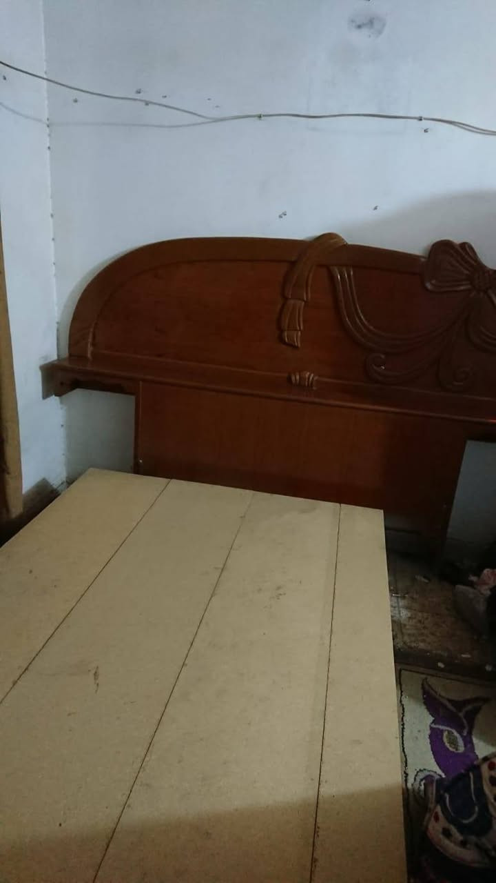 السلام عليكم عندي ميز ابو امريه و جربيه ام التاج مع التاج بدون كومديت مع الدوشك السعر 150 الاستفسار.        ‏‪***********‬‏
