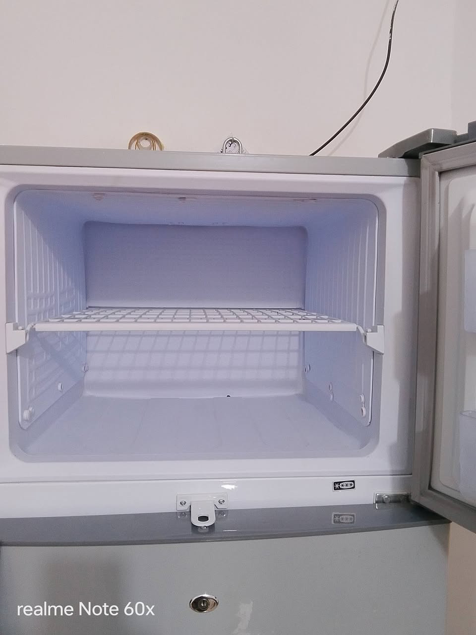 ثلاجة ONAX قدم 22 مستخدمة موسمين نظيفة جدا مع كافة ملحقاتها مع وصل الضمان وتحتوي على براد ماء داخلي في الباب السعر 450 وبيها مجال..*********** واتس آب
