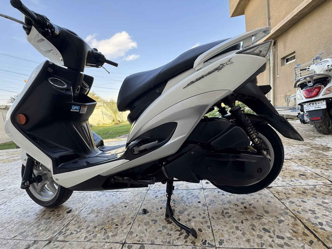 للبيع دراجه سكنس لد مال رمبه كفرات اصليه بلاديه مختمه ختم واحد ماشيه 11الف حقيقي كفراته اصليه محرك بلادي برغي مملعوب بيه كهربائيات كلها شغاله وراقها كامله أوي نقص مابيها السعر مليون ٧٠٠العنوان بغداد الكراده الاتصال على ***********
