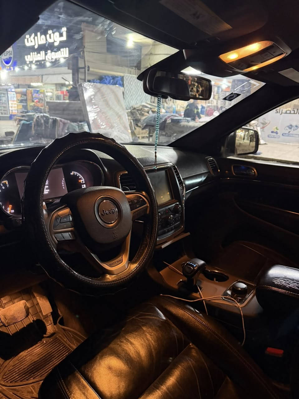 السلام عليكم جيب 2015
ماشيه 85 الف
وارد امريكي بيه باب  صبغ
واشويه من الجاملغ
فول مواصفات 
بانوراما 
جلد
كير طياره
شاشه جبيره
صندوق كهرباء 
كراسي كهرباء 
خزن كشنات
السياره تخبل
السعر 20500 وبيه مجال
الاتصال ***********
