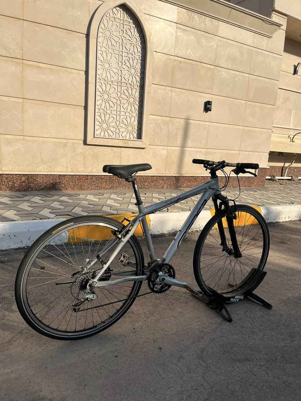 السلام عليكم 
للبيع بايسكل ماركة فيلت امريكي 
حجم 28 قياس M 
سستم بالكامل ديور 
وياله WTB 
تايرات CONTINENTAL اصليات 
دبل امامي قفل و فتح 

السعر 190 
مكاني بغداد زيونه 
هاتف: ***********
متوفر توصيل لجميع محافضات العراق

