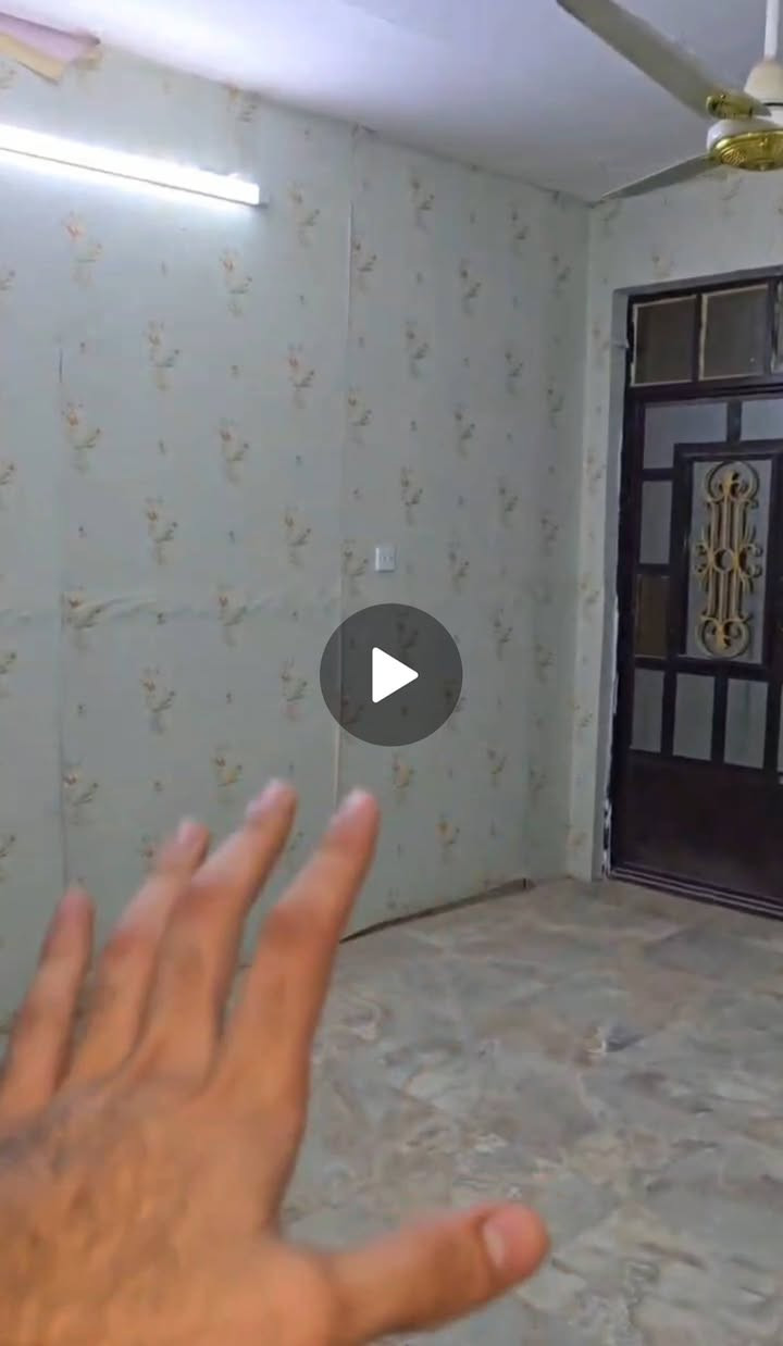 ارخص بيت في منطقة العطيفية وبخارطة بناء جدا كبيرة للبيع❗️

كلش مستعجل على البيع 

الموقع بستان الشالجية الزراعي قرب مستشفى المسرة 

مساحة الارض 170 متر 10x17 مساحة البناء كلش كبيرة تقريبا 280 متر طابقين كونكريت مسلح

البيت يحتوي على 5 غرف نوم كبيرة 
2 منهم في الطابق الارضي بمساحة 4x4 

و3 في الطابق الثاني اثنين منهن ايضا 4x4 
وواحدة كبيرة بمساحة 6x6 بنظام السويت تحتوي على حمام داخلها

وبيه صالتين واحدة بالطابق الارضي وواحدة بالطابق الثاني 
وبيه 4 حمامات وكراج يكفي سيارة 

حاليا بيه درج حديد للطابق الثاني من الكراج ممكن ببساطة تقسمه الى بيت وشقة منفصلات تماما
لسكن اب مع ابنه 
او اخ مع اخوه

او حتى ممكن تسكن بالطابق الارضي وتاجر الطابق الثاني وتستفاد من الايجارات لان المنطقة ايجاراتها عالية 

للتواصل ***********
