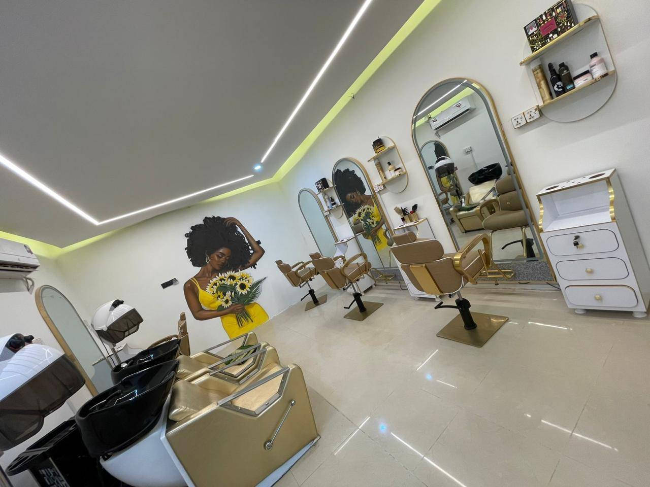 صالون نسائي كامل للبيع الاستفسار والتواصل على الرقم ***********
