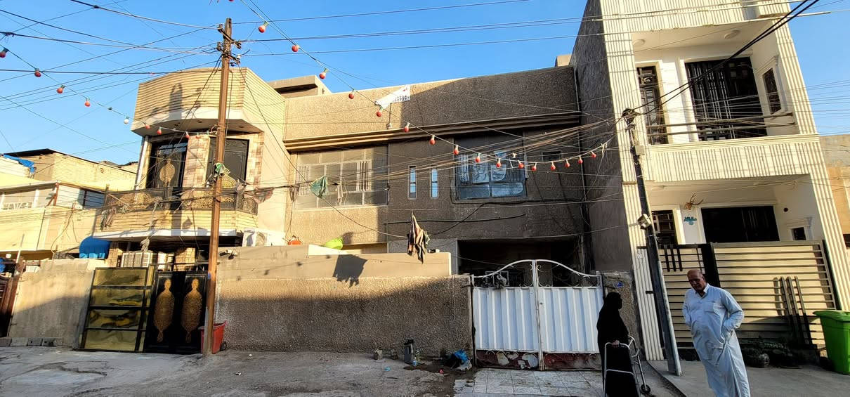 السلام عليكم عقار للبيع في منطقه بغداد الجديده شارع المسبح المساحه ١٣٣ متر يحتوي على استقبال +غرفه ضيوف +غرفه داخليه +مطبخ وصحيات عدد ٢ داخلي و واحد خارجي 
الطابق الثاني يحتوي على اربع غرف + صحيات 
مكلف بالنشر لل استفسار الاتصال 
محمد *********** 
وليد    0790493668
