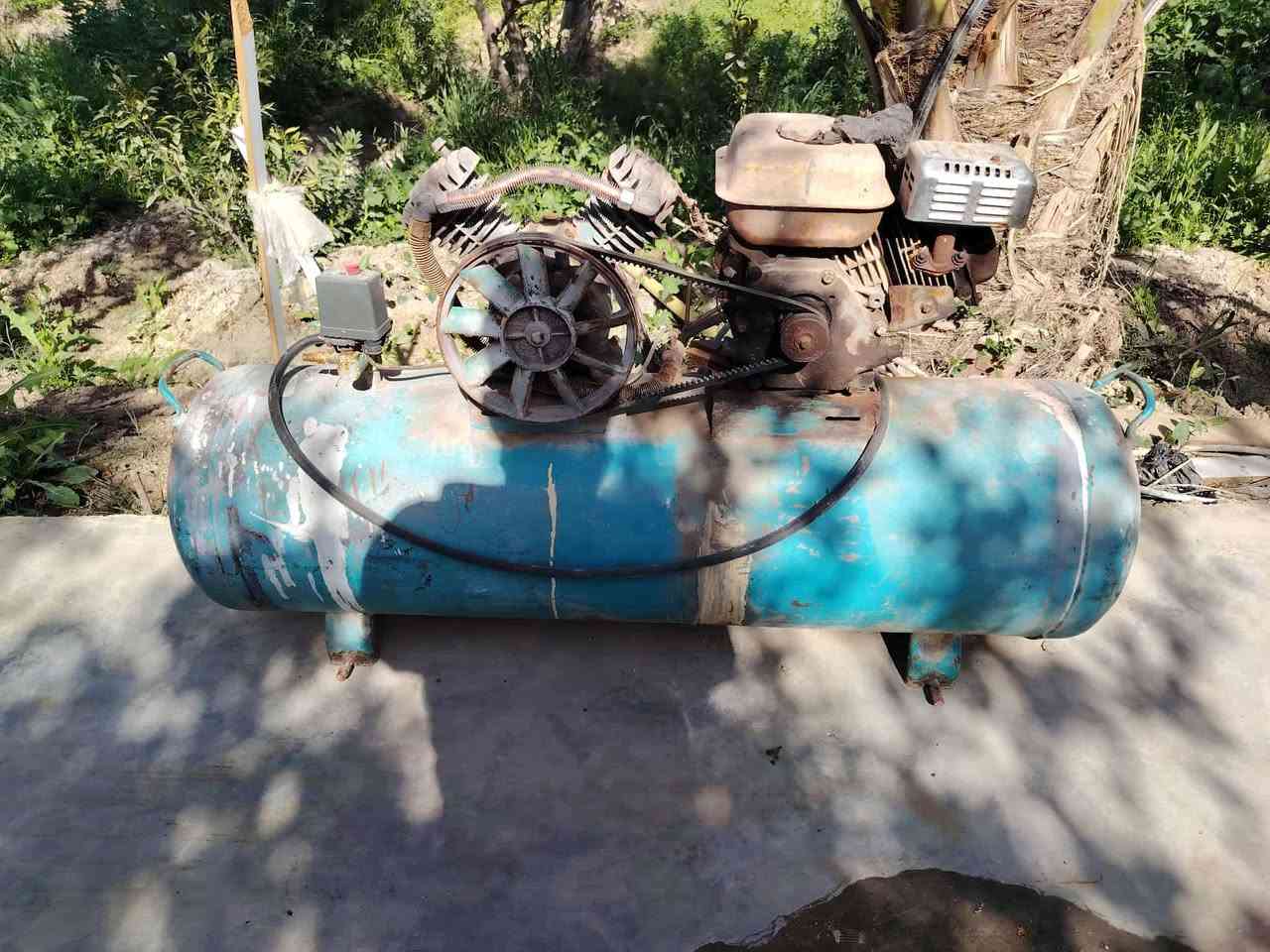 السلام عليكم كمبريسر جهاز وشغال للبيع مستعجل على بيعه ***********
