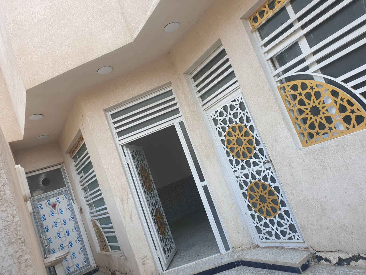السلام عليكم اخوان يوجد بيت للبيع بشارع محمد الجواد الطابق الاول غرفة مطبخ استقبال صحيات خارجية وداخلية صالة صغيرة منور  الطابق الثاني غرفة وصالة صغيرة معزولة تنفع مخزن سطح كامل فرشي مساحته ١٢٠ بالسند مية موقعه قريب علشارع للعلم بناء حديث وكامل من كل النواحي  للاستفسار الاتصال على الرقم *********** غير متواجد علفيس
