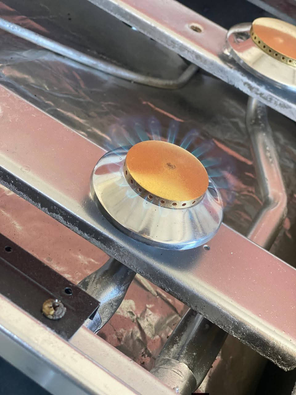 هلاَ واسهلاَ طباخك عطلان وماعندك مجال اتدزه للمصلح لگينالك حل انتَ وگاعد أبيتك اجيك
فرن
عيون
باب 
كلشي يخص الطباخ يمنه 
مـ؏ التنضيف وترتيب  

بس أتصل ؏ رقم 
ورشه الاخوين يوجد واتساب 
***********
***********
او مراسلة الصفحة
