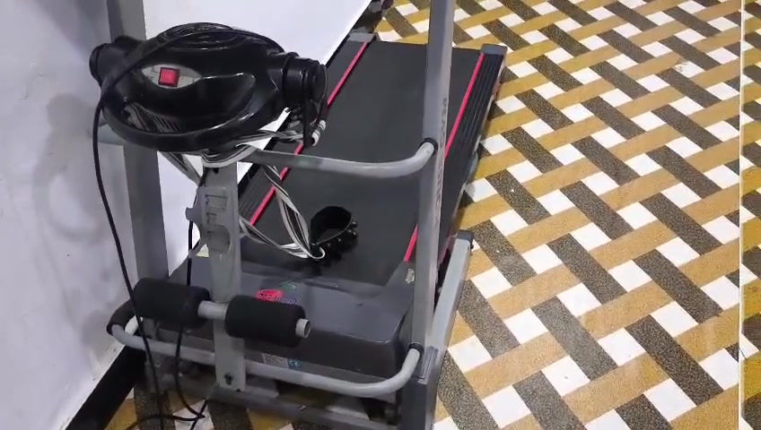 جهاز جري ماركة House Gym 
جهاز جديد مستعمل اقل الساعة 
سعره 350 هاتف ***********
