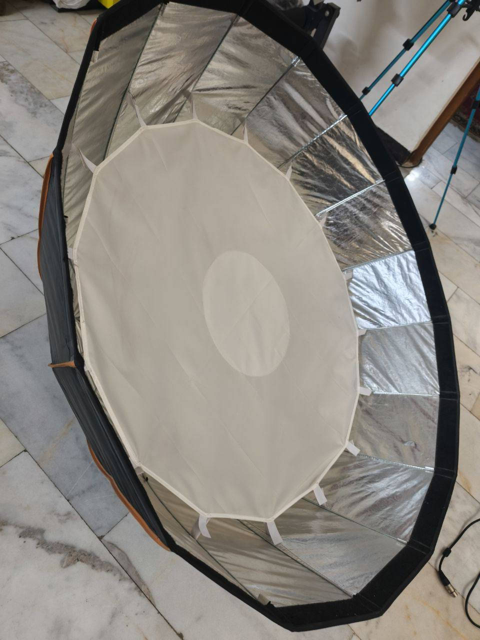 معدات تصوير للبيع
 ..
اضاءه godox sz 200 bi 

القدرة (Output Power): 200 واط.  
​درجة حرارة اللون (CCT): متغيرة من 2800K (إضاءة دافئة/صفراء) إلى 6500K (إضاءة نهارية باردة).  
​ميزة الزووم (Zoomable): تسمح بتغيير زاوية انتشار الضوء من 20° (مركزة/Spot) إلى 65° (منتشرة/Flood) عبر قرص تحكم يدوي.
... ..... 
  ستاند الاضاءه 
بالاضافه الى سوفت بوكس 

السعر خاص 
مكاني بغداد الغزاليه لا يوجد توصيل
الاستفسار واتساب ***********
