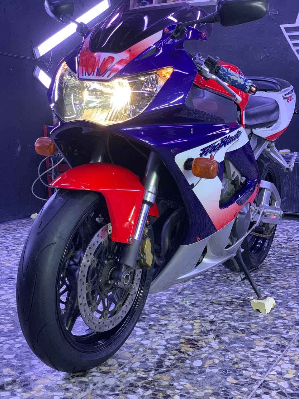 درجه سيبي ار 929 درجه جديده ماشيه 12 الف حقيقي بدون رقم بدون كمرك مكفوله كفاله عامه من كلاشي مكان بغداد شعب ***********
