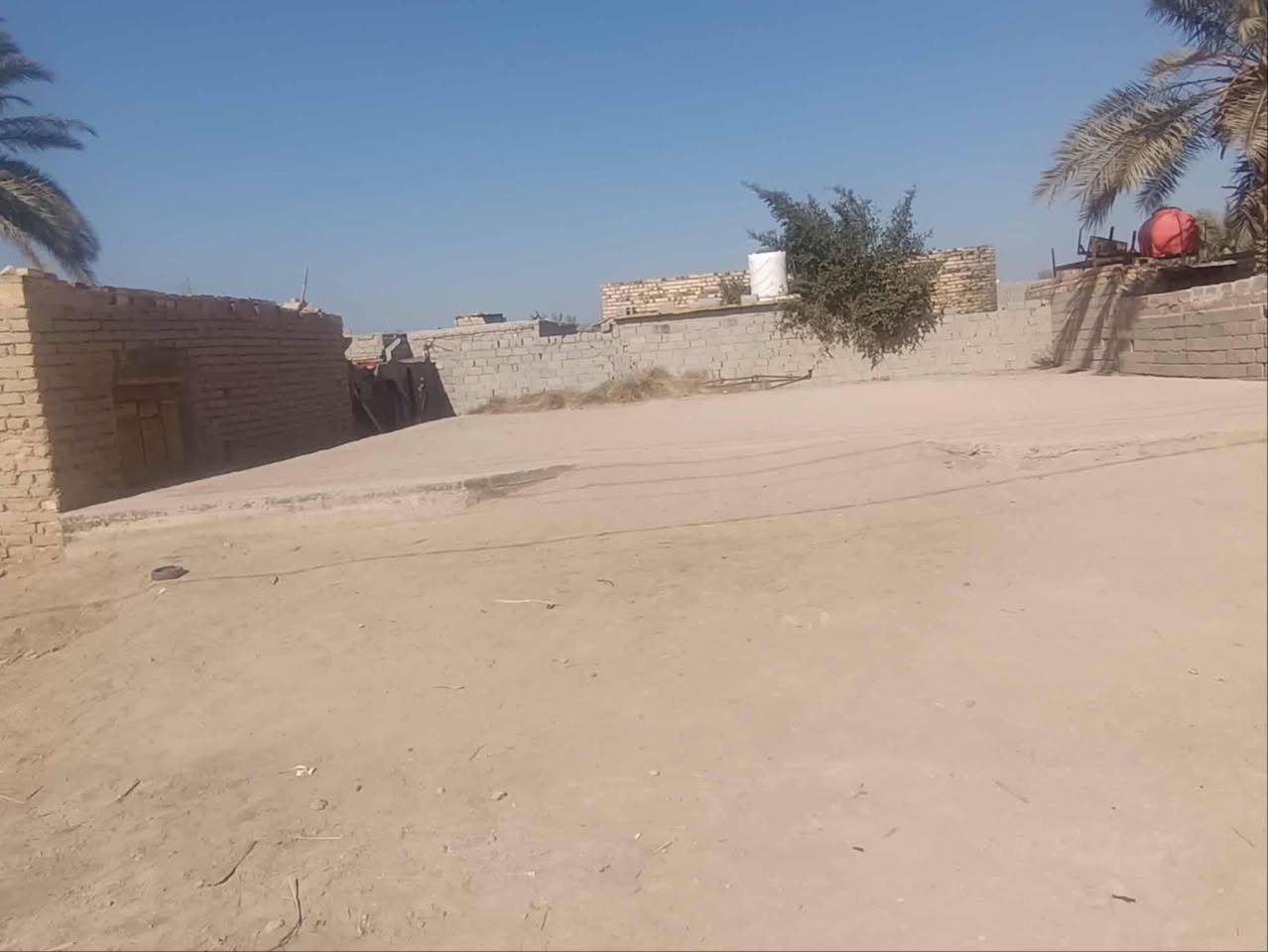 قطعة ارض مساحة 285 متر مبنية بتلو معه مجمع صحيات موقع  بني ساله تبعد عن الشارع العام 50 متر تبعد عن العلويه شريفه 100 متر للا ستفسار اتفضل خاص لو اتصل على رقم ***********
