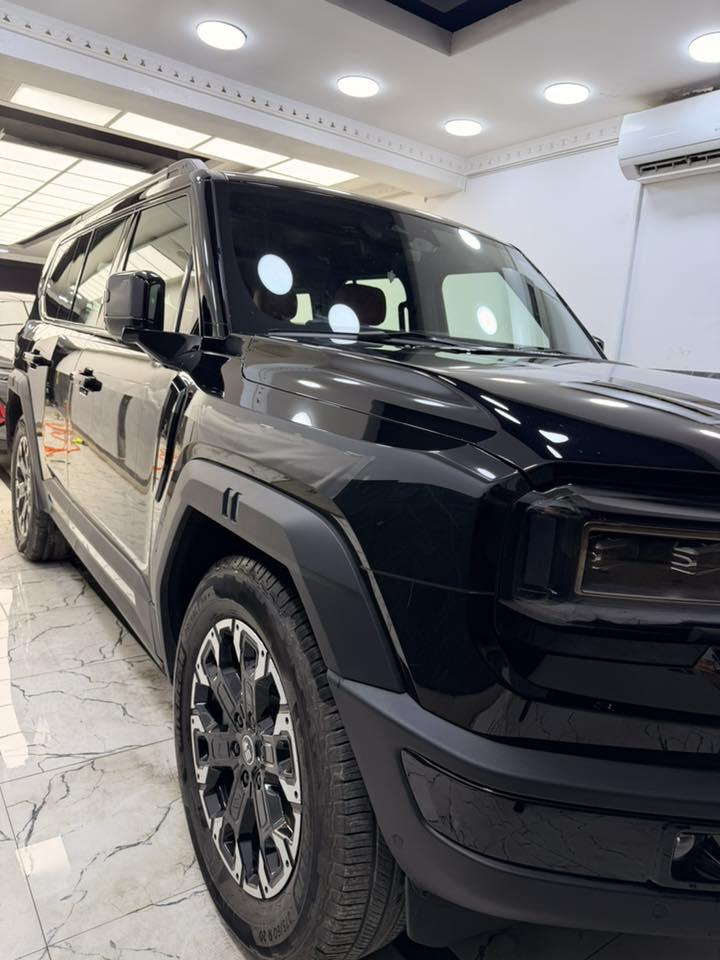 السلام عليكم جيتور G700 للبيع
الموديل :-2026 ضمان شركة هارلم10 سنوات او مليون كيلو ايهما اولاً
الممشى :-6000 ست الاف كيلو متر 
اللون اسود داخل مشمشي 
المواصفات فئة بريميوم فل كامل دواسات كهربائية شاشة سقف وشاشة تبريد مع ثلاث قفل اكسل امامي ووسطي وخلفي دوران دبابة ومود سباق ومود دريفت جميع الكراسي تبريد مع مساج مع دعامات قدم ( كرسي طائرة )هذه ابرز الاختلافات عن الفئات الاقل منها مع باقي المواصفات المتعارف عليها السيارة مرقم شمالي محافظة اربيل السيارة مغلفة بافلام حماية بي بي اف ضمان 15 سنة من مركز اكس 
سعر السيارة 73 مليون دينار عراقي قفل 🔒 
مكان السياره بغداد زيونة شارع الربيعي 
للتواصل ***********
***********
اتصال او واتساب
