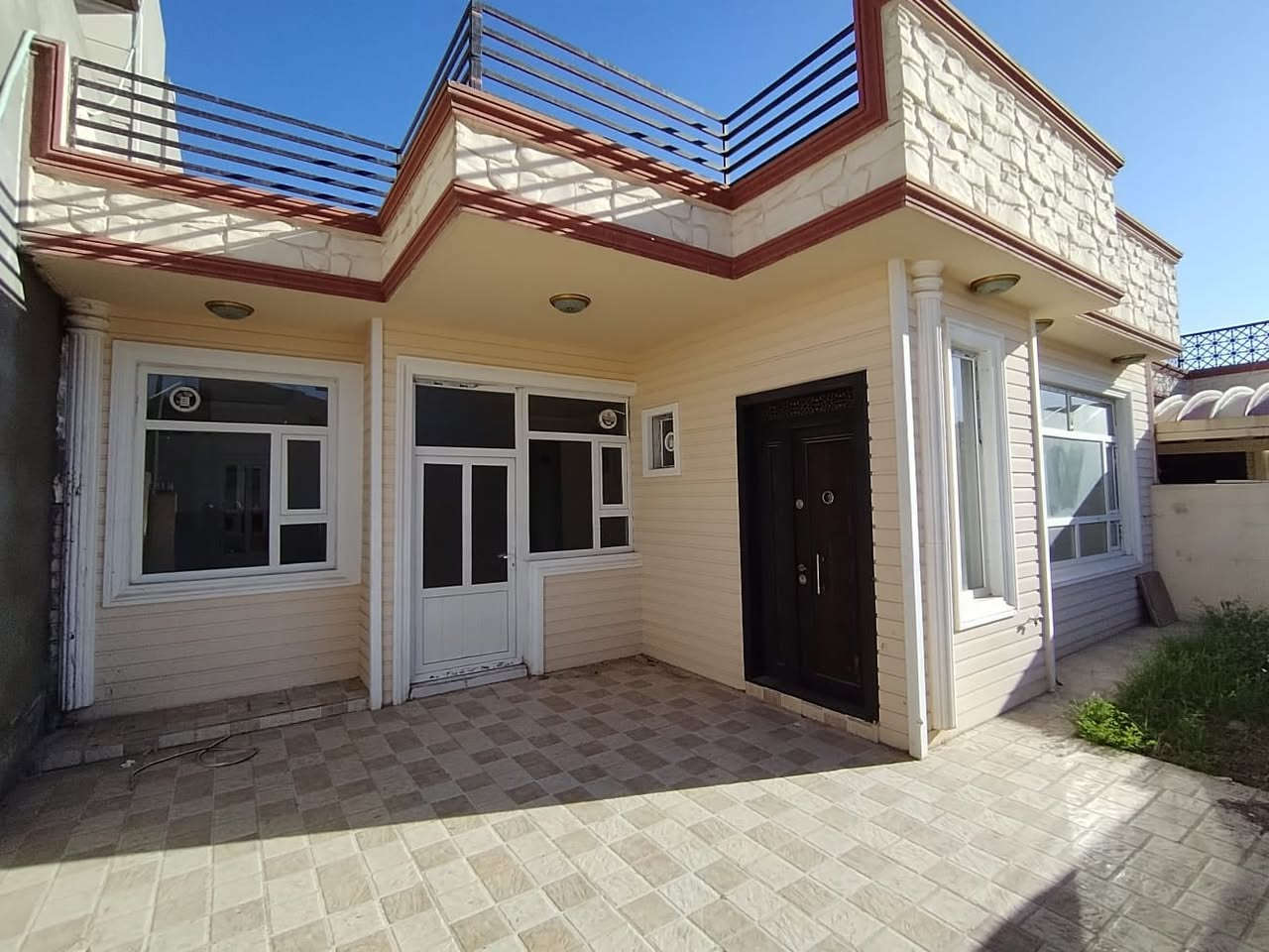 بيت ٢٠٠ متر للبيع حديث غرفتين نوم صالة استقبال مطبخ حار بارد صحيات مجموعتين يقع في شارع عشرين متر اتجاه القبله بمجمع كركوك ستي حي عدن خلف  المحلج 
البيت استلام فوري
الوارد الشهري للبيت ٥٠٠ الف دينار

للاستفسار 
*********** 
***********
