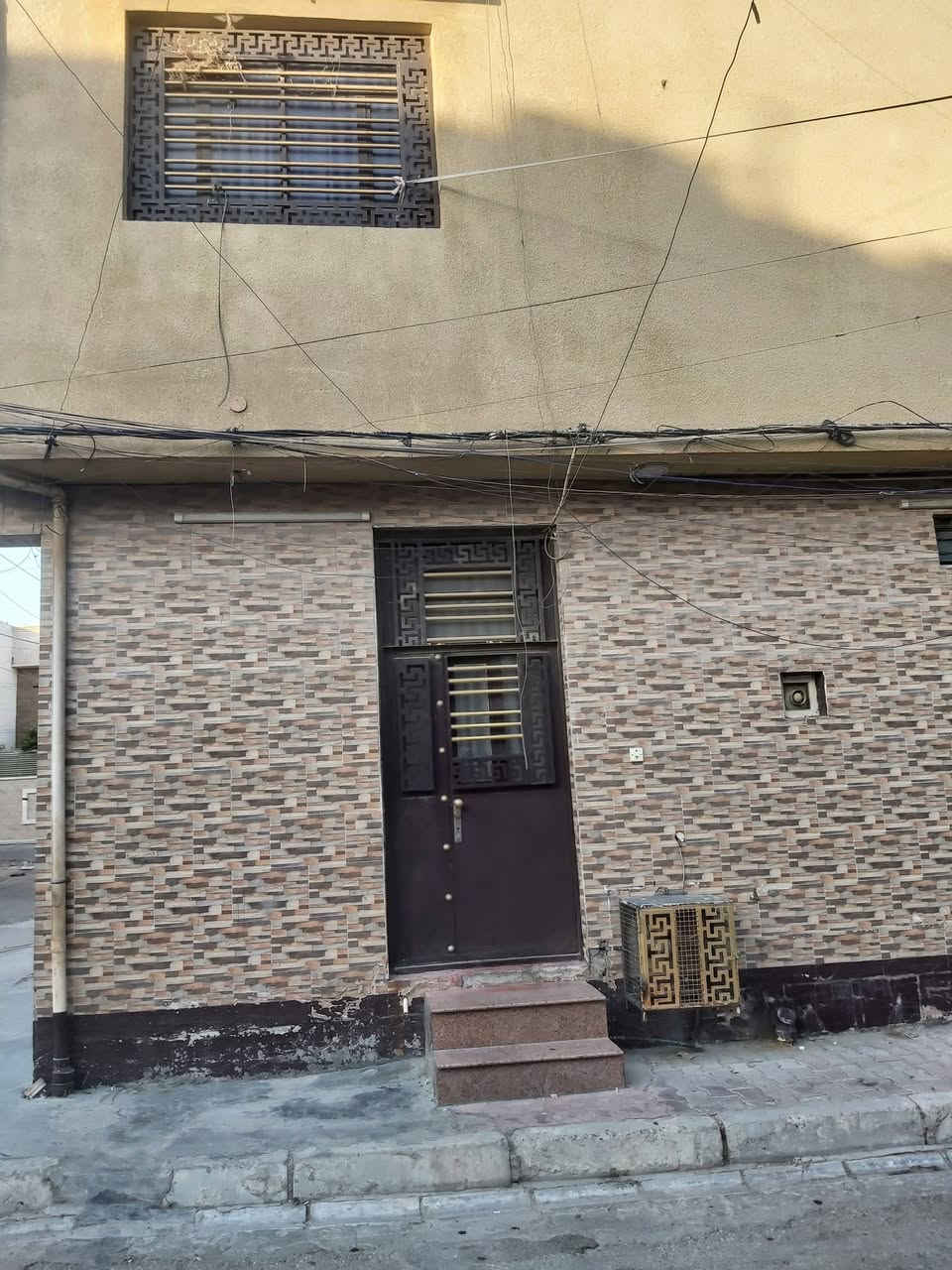 بيت ركن مساحه 49 ونص  عنوان بغداد رحمانيه جعيفر فرع المدارس العرصه بناء جديد يحتوي ٣ غرف 
٣ طوابق للاستفسار 
***********
