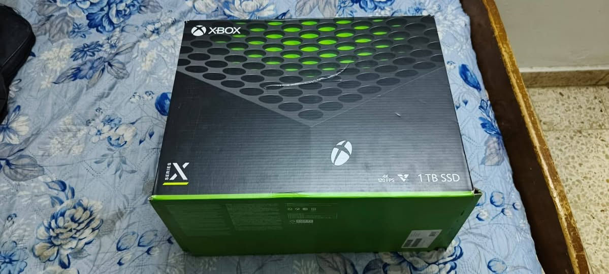 السلام عليكم شباب، جهاز للبيع  (Xbox Series X) أقوى جهاز ألعاب بالعالم، نظيف جداً وبحالة ممتازة (أخو الجديد)، شغال كامل استعمال كلش قليل وما بيه أي نقص أو مشكلة ومفحوص 100%.
​ تفاصيل ومواصفات الجهاز:
​الموديل: إصدار سنة 2022.
​الأداء: دقة 4K حقيقية وسرعة تصل لـ 120 إطار بالثانية مع ميزة الـ Quick Resume للتنقل السريع بين الألعاب.
​الهارد: 1 تيرابايت SSD (سريع جداً بتحميل الألعاب).
​ ويا الجهاز اشتراك كيم باص ألتيميت (Game Pass Ultimate) لمدة شهر ونص محضر وجاهز، يعني تستلم الجهاز وتلعب مئات الألعاب مباشرة 
 الملحقات:
​الكارتونة الرسمية مالت الجهاز موجودة.
​اليد الأصلية (الجويستيك) شغال تمام وبدون أي دفت أو مشاكل.
​كافة وايراته الأصلية (واير الباور + واير الـ HDMI عالي السرعة).
 والاتصال
​

​للتواصل والاستفسار: [*********** ] (متواجد اتصال + واتساب + ماسنجر).
بكاني ديالئ
