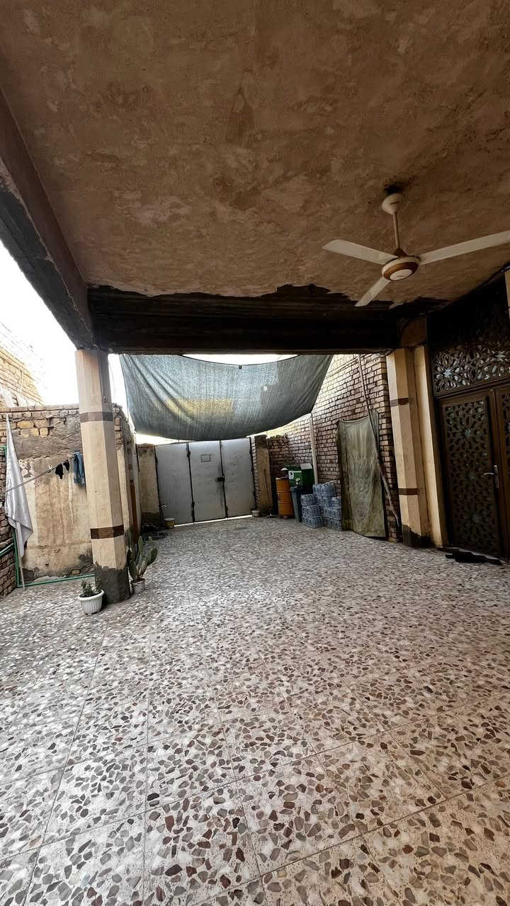� للبيع دار في الناصرية / حي الخضراء (قرب عمارة الخضراء) قرب الشارع السايدين
📐 المساحة: 240م²
🏗️ مساحة البناء: 200م² | طابق واحد | بناء 2010
🛏️ يحتوي على: غرفتي نوم، استقبال، صالة، مطبخ، حمام، منور، محل تجاري.
⚡💧 الخدمات: كهرباء، ماء، مجاري ثقيلة.
📍 الموقع: قريب من جميع الخدمات.
📞 للتواصل: ***********
