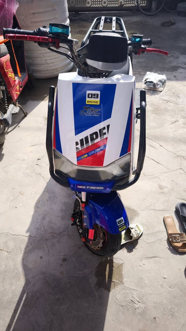 السلام عليكم دراجة شحن يرادله بطاريات للبيع موديل2025 رياضي سته باتري تلث نمر سرعه تقرا 120 سعر 550 قفل مكاني گرمه علي موجود مازنجر وواتساب *********** بقيه التفاصيل خاص
