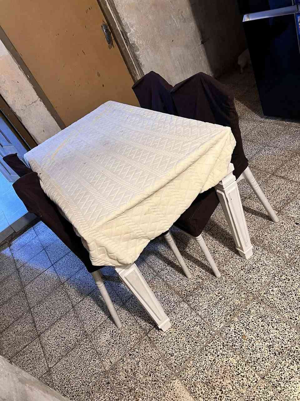 ميز طعام مع ٤كراسي عضم عاج الميز بي حرق بسيط سعره ٢٠٠ 
الرجلين براغي اصلية 
موجود بالدورة شارع 60
 الغسالة، 15 200
فاترينة نظيفة 125
مبردة استعمال موسم 200 
الشراء خاص


**إذا كنت صاحب هذا الإعلان وتريد حذفه لأي سبب، رجاءا أرسل رسالة إلى الدعم الفني**