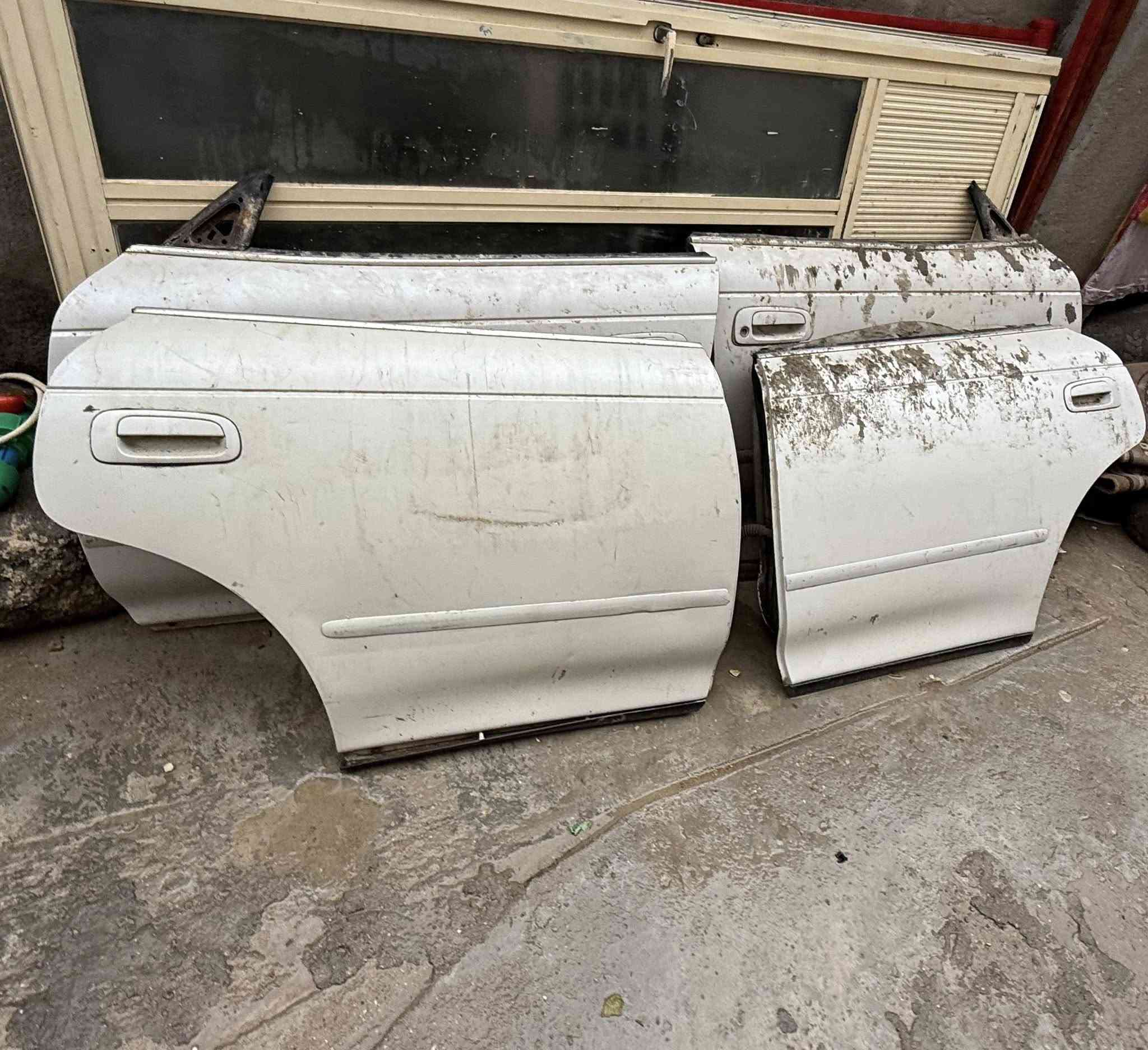 للبيع اربع بيبان مارك نفخ نضاف واحد من البيبان كامل مع الابطانه بس يحتاجلهن تنضيف لان متروكات مكاني بصره تنومه الرقم ***********
