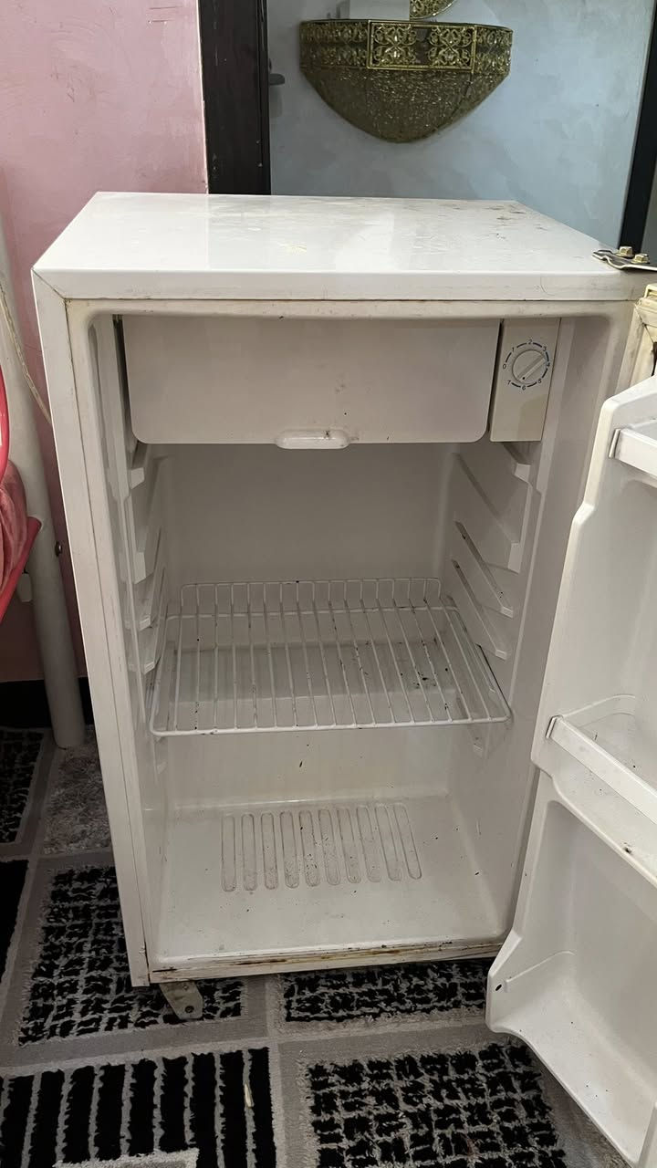ثلاجه صغيره تبريد و تجميد مارايدلها شي بس تنظيف ب70 و بيها مجال تواصل واتس ***********

