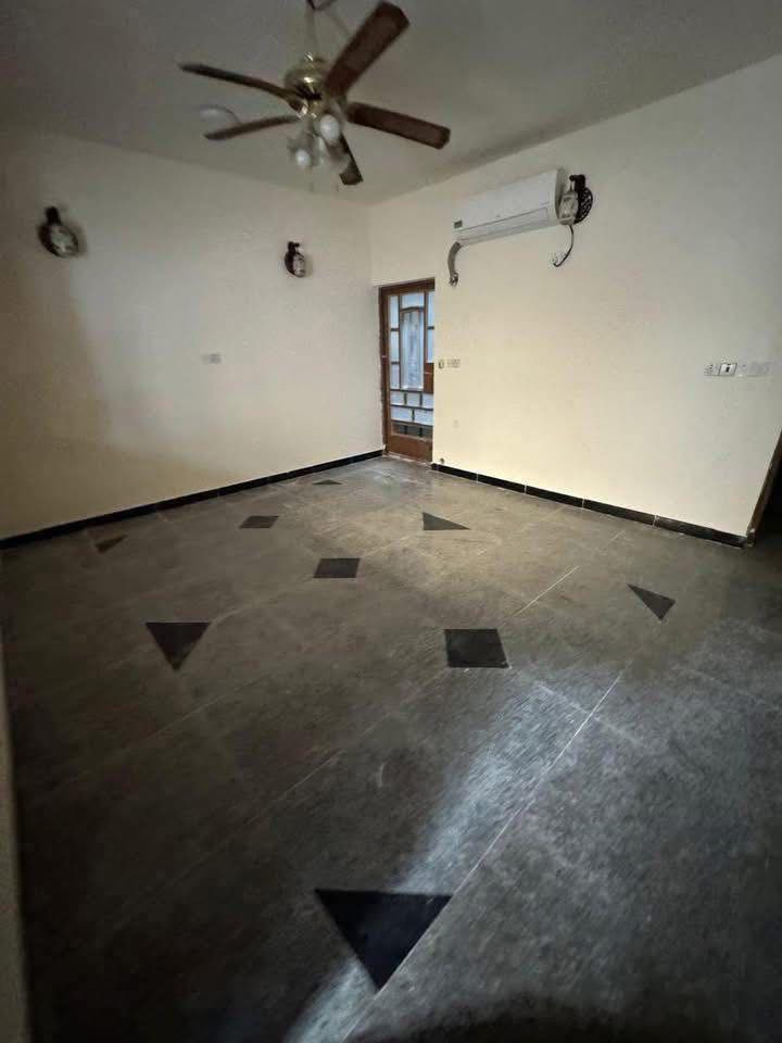 #للايجار____في____السيدية
بيت مساحة 140م نظيف 

يحتوي على اربع غرف نوم وصالة ومطبخ وخدمات 

قيمة الايجار:مليون وربع قفل 

للاستفسار:***********

او زيارة مكتب الفهد الهندسي للمقاولات العامة/شارع جامع الاقصى مقابل مكتبة الحكم سنتر
