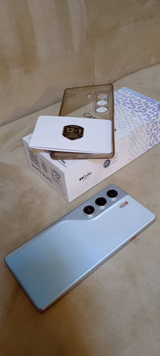 موبايل تكنو كمون برو
الذاكرة 256 
كامره تدعم الذكاء الاصطناعي وثبات وخاصية السناب فلاش 
يدعم شريحتين 
نظام ال Ai بجميع التطبيقات 
مدة الاستمعال شهر ونص فقط 
جهاز جديد ونظيف 
للتواصل ***********
