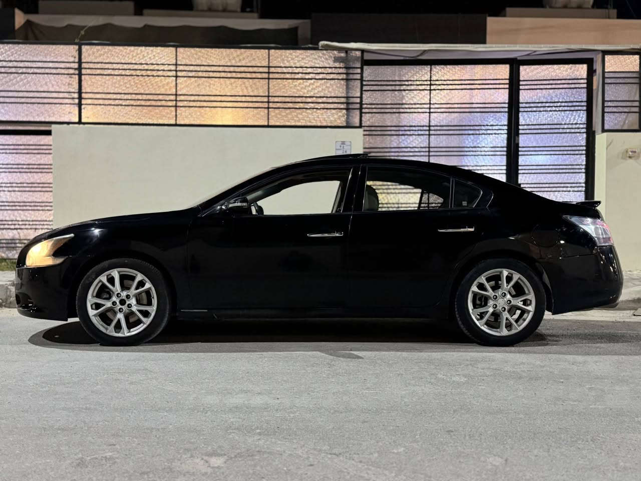 السلام عليكم
نيسان مكسيما 2014 وارد امريكي
محرك 6سلندر 3500 
فول مواصفات 
بصمة
بانوراما
كشنات جلد 
مقاعد كهرباء تدفئة تبريد 
مقاعد ميموري
دخول ترحيبي وخروج 
والباقي معروفات 
محرك وكير مكفول
تبريد ثلج 
سيارة نشطة وخير من الله 
ماشية 150 الف
حادثها جاملغ خلفي وجنطه بدون دواخل وبيها طخات ابيعك حزام
رقم السيارة نجف ومكانها نجف
السعر ٧٨ ورقه وبي مجال بسيط
الاستفسار على رقم ***********
او على الواتساب ***********
