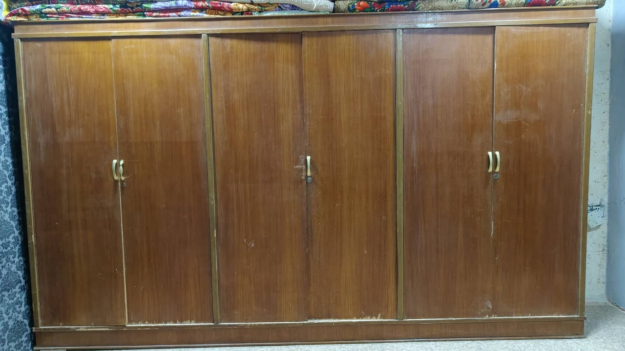 غرفة مستعمله للبيع بسعر مناسب جدا علما لا تحتوي على اي كسر
سعرها 325 مع تختات عدد2 نظيفات جداً وملحق الجربايه كذلك موجود 
للاستفسار واتساب ***********
