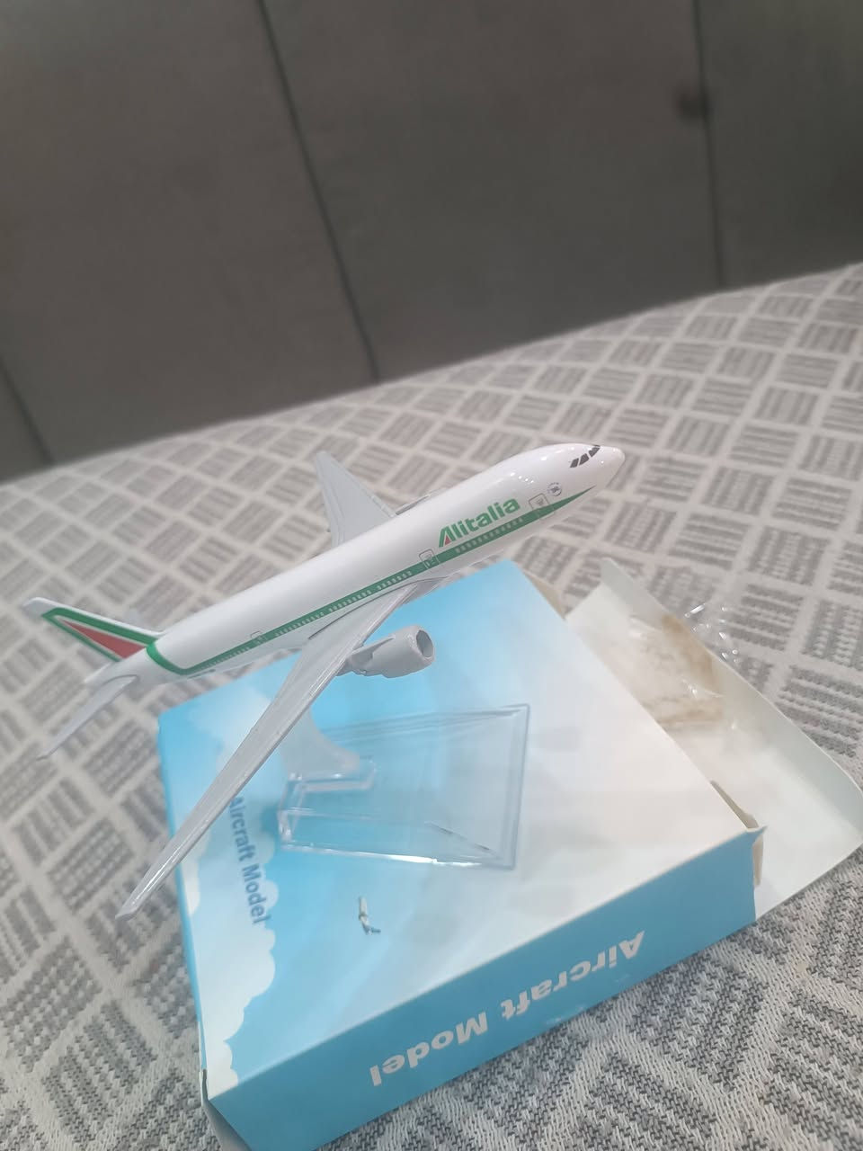 شباب السلام عليكم طياره بهذا الحجم وهذا الشكل سعر 15,000 حديد ***********
